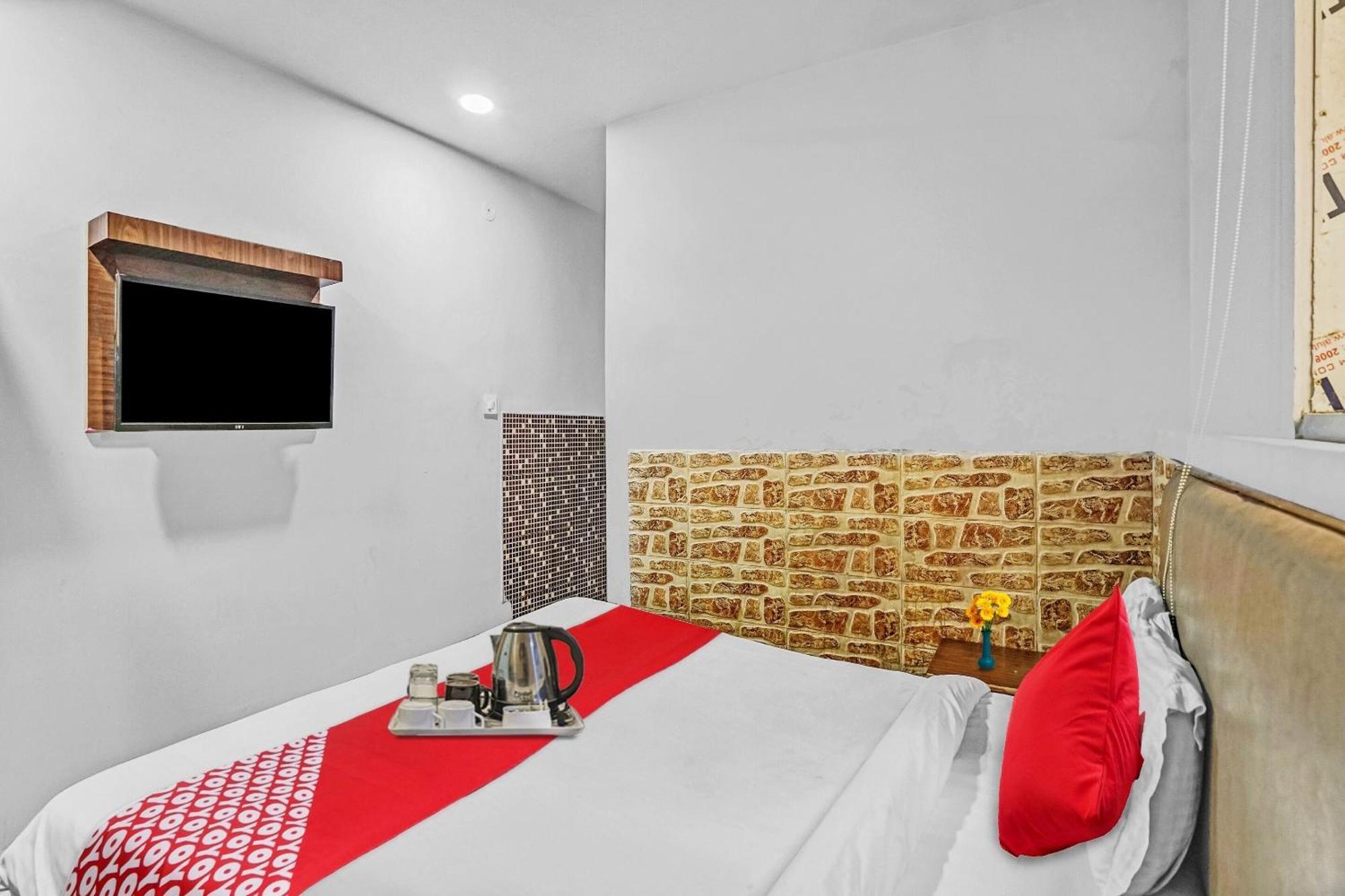Hotel O M Stays Near Akshardham New Delhi Exterior photo
