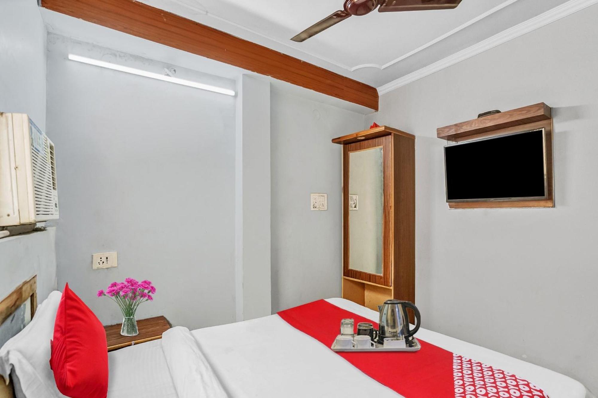 Hotel O M Stays Near Akshardham New Delhi Exterior photo