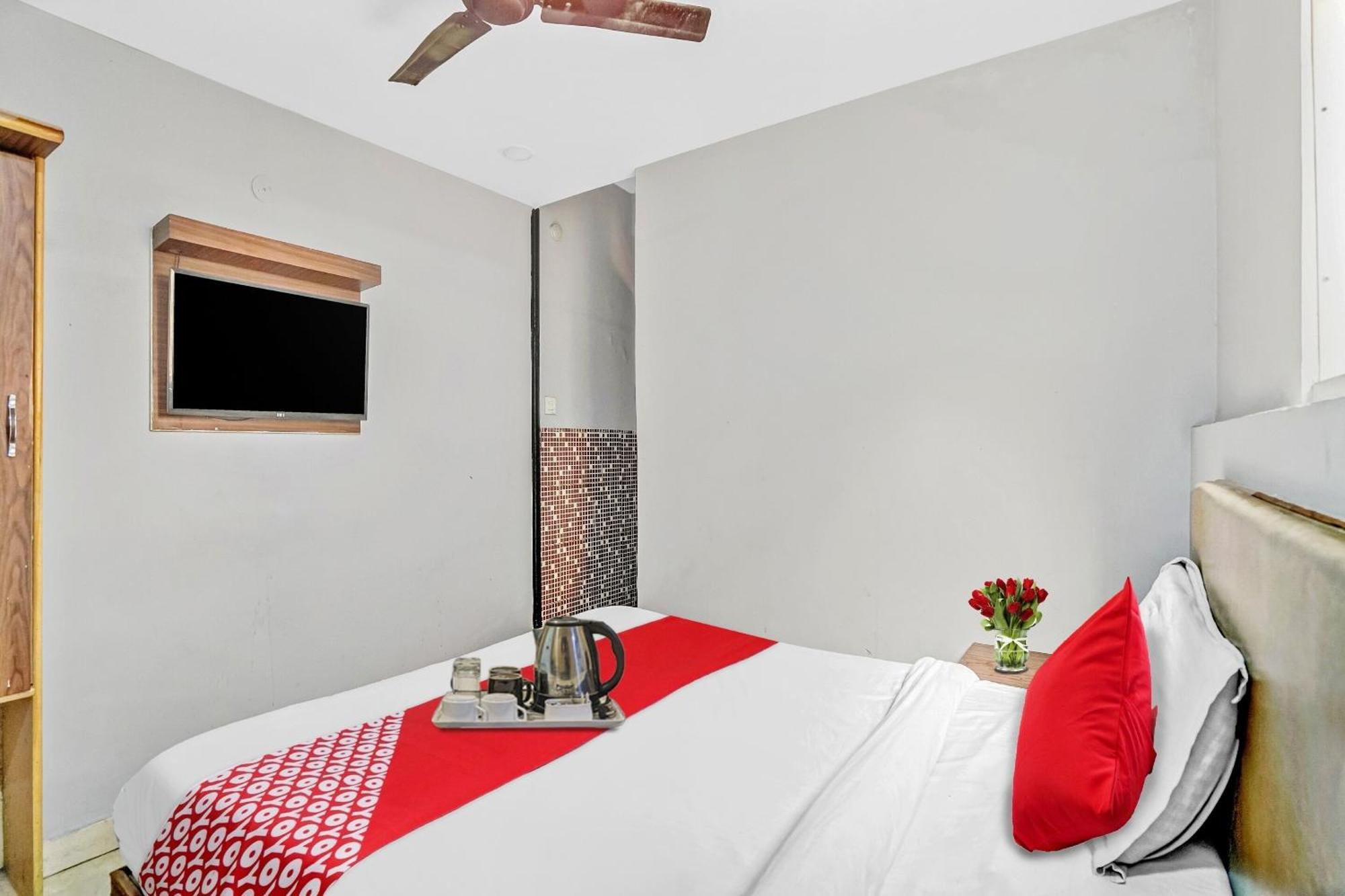 Hotel O M Stays Near Akshardham New Delhi Exterior photo